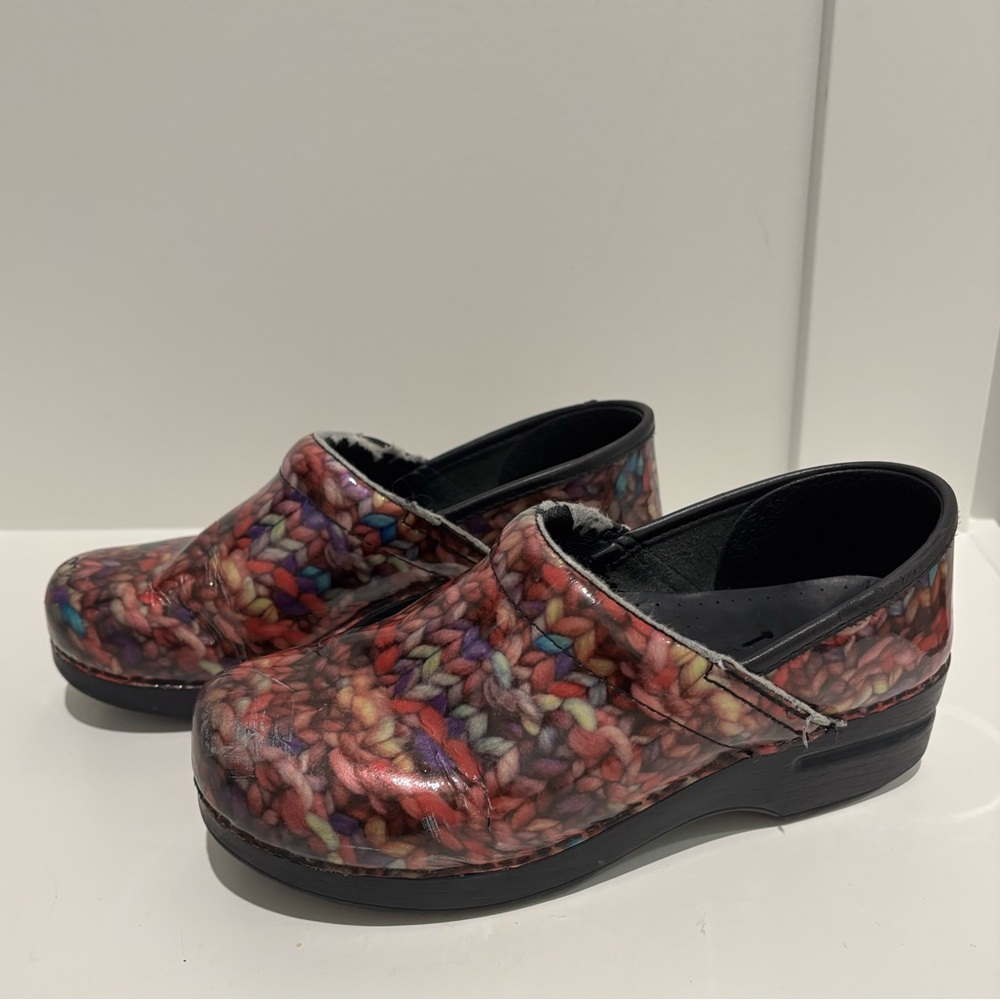 Women’s Dansko clog size 39 funky yarn knit